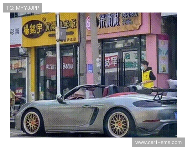 杨昊训练完直接去接娃，球衣都没换，保时捷停幼儿园门口被围观